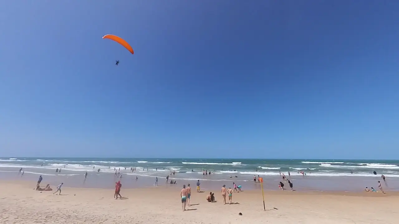Uma foto da Praia do Futuro tirada da barraca Crocobeach feito pelo Refúgio Hostel Fortaleza no início do mês de setembro
