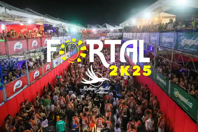 Foto do Fortal 2025 e a logo do Refúgio Hostel Fortaleza & Pousada. A combinação perfeita.