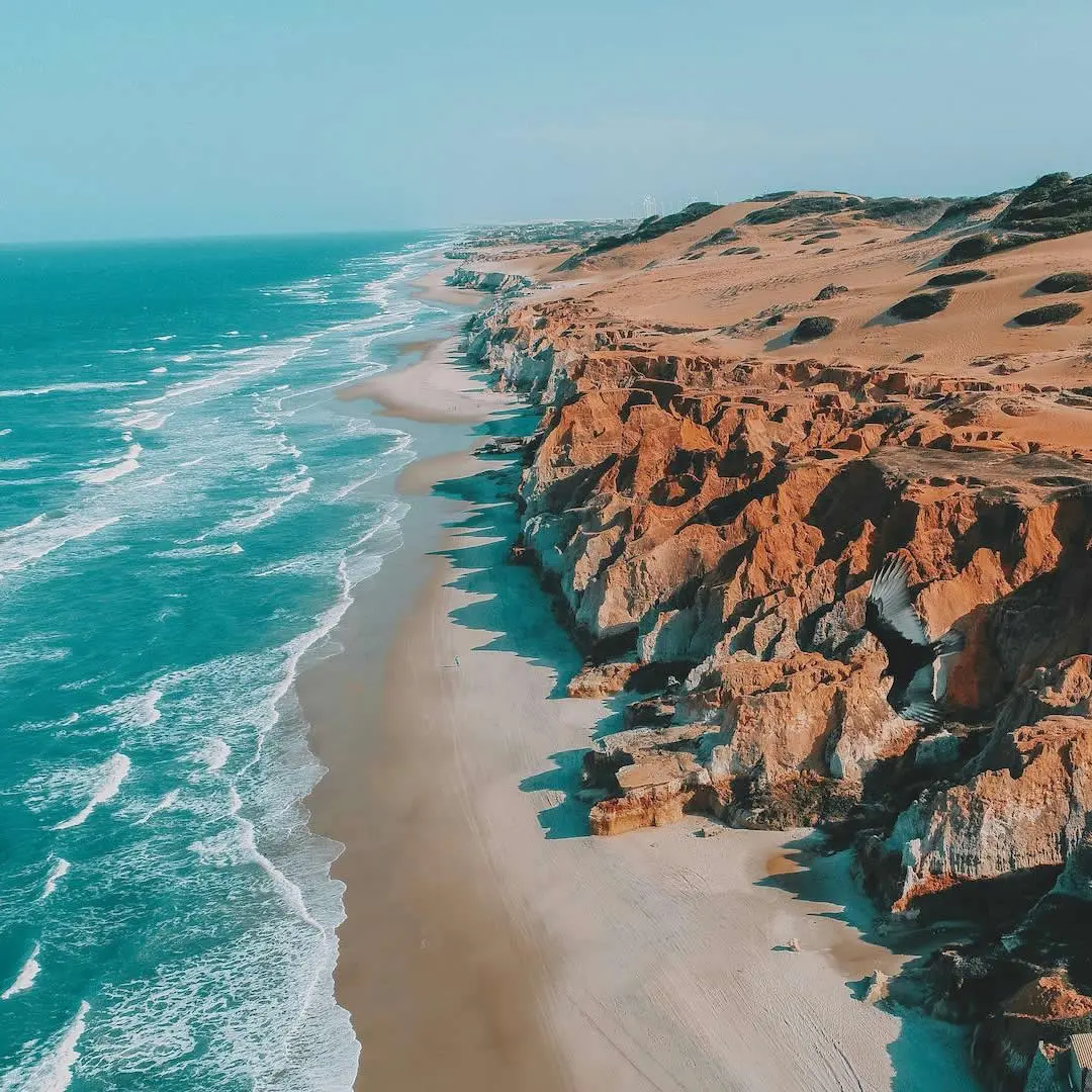 Foto de um drone em cima da praia de Morro Branco. Um dos passeios que oferecemos no Refúgio Hostel Fortaleza & Pousada