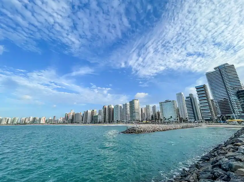 Vista para a cidade de Fortaleza simbolizando um dos melhores destinos de férias no Brasil.