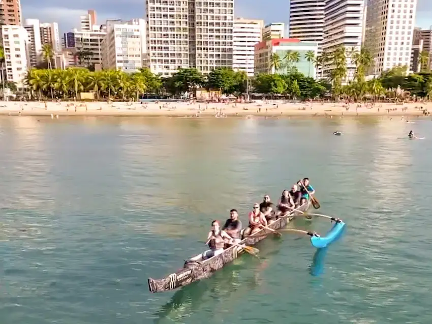 Desfrute da emoção de remar em uma canoa havaiana nas águas tranquilas próximas ao Refúgio Hostel Fortaleza. A praia, localizada a poucos passos do hostel, oferece uma combinação perfeita de relaxamento e aventura, com a bela paisagem urbana de Fortaleza ao fundo
