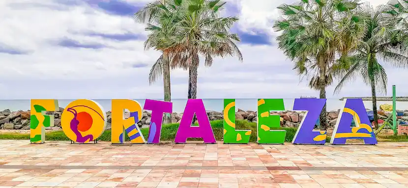 Foto do letreiro de Fortaleza na Praia dos Crush por Danrley Alves simbolizando um dos melhores destinos de férias no Brasil.