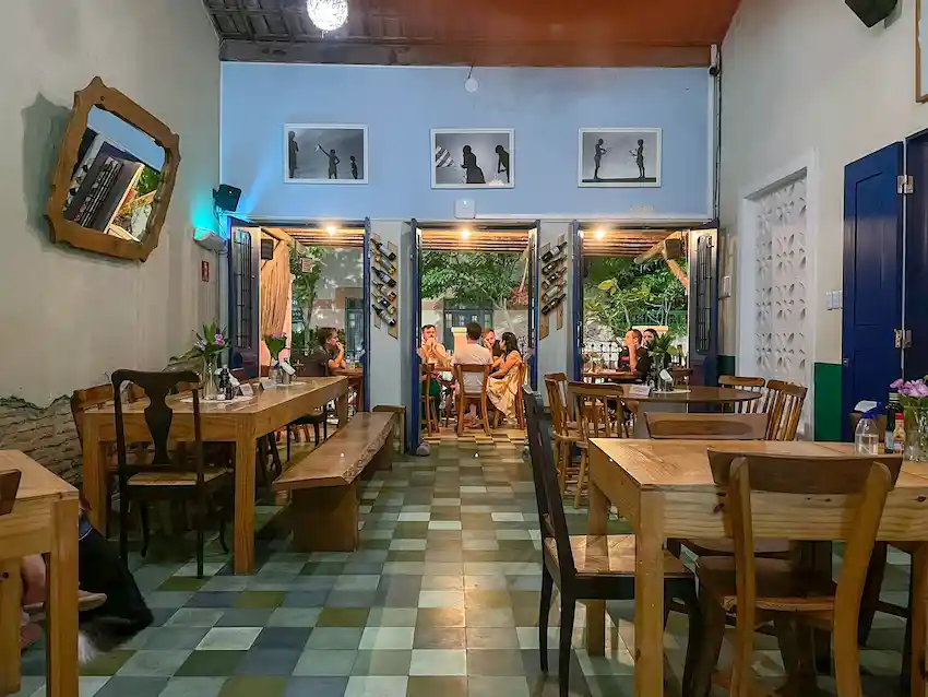 Foto do interior do restaurante Mar de Rosas na rua dos Tabajares em Fortaleza numa distância de apenas 15 minutos a pé do Refúgio Hostel Fortaleza & Pousada