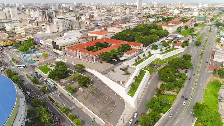 Vista aérea da Fortaleza de Nossa Senhora da Assunção em Fortaleza, Ceará. A fortaleza histórica, construída pelos portugueses, fica localizada a cerca de 10 minutos a pé do Refúgio Hostel Fortaleza & Pousada