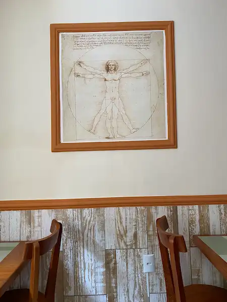 O homem vitruviano do Leonardo da Vinci na sala do cafe da manha da Refúgio Pousada Fortaleza