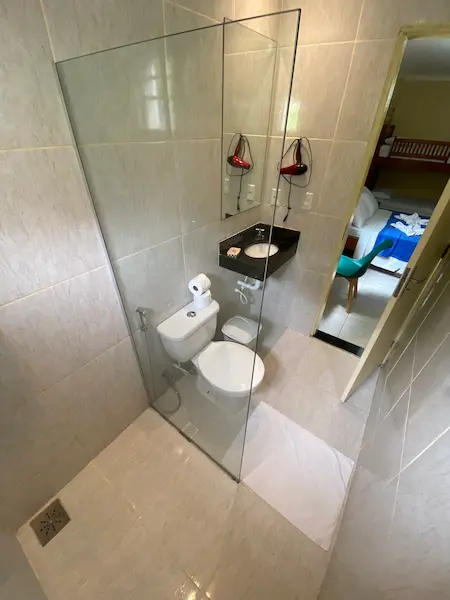 O banheiro da Suite 03 da Refúgio Pousada Fortaleza para 4 pessoas. A Pousada é uma das melhores de Fortaleza