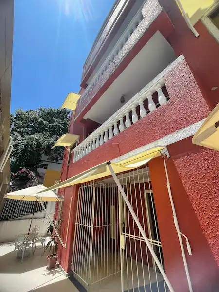 A Refúgio Pousada Fortaleza uma das melhores pousadas de fortaleza por fora num dia soleado