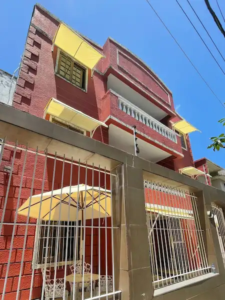A Refúgio Pousada Fortaleza uma das melhores pousadas de fortaleza por fora num dia soleado