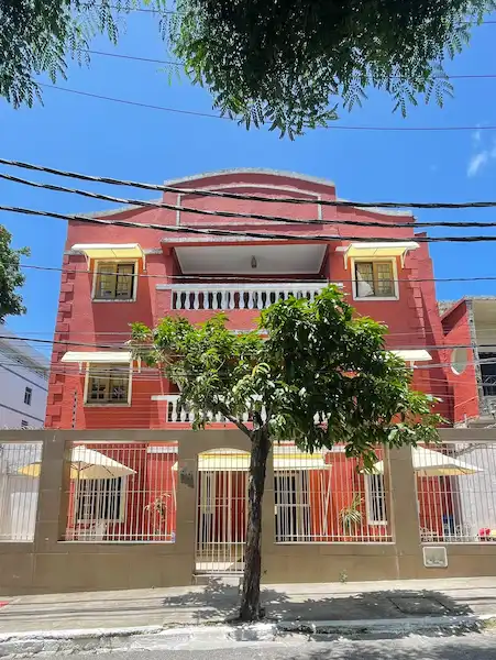 A Refúgio Pousada Fortaleza uma das melhores pousadas de fortaleza por fora num dia soleado