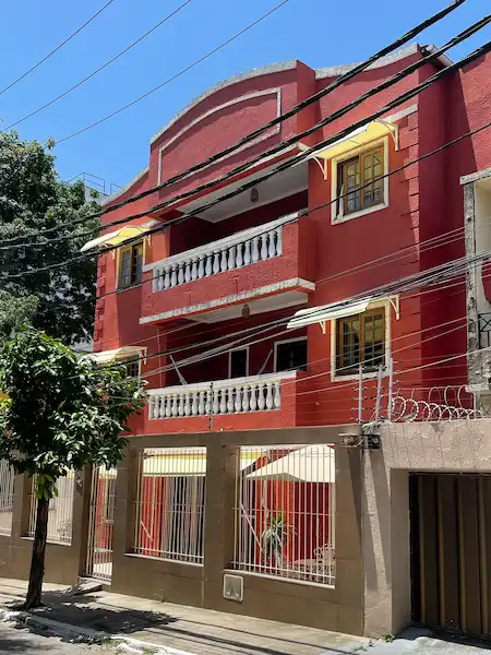 A Refúgio Pousada Fortaleza uma das melhores pousadas de fortaleza por fora num dia soleado