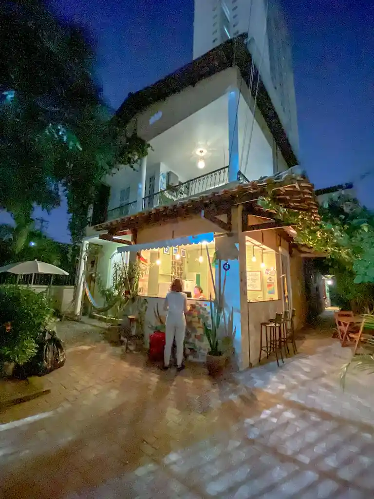 2022-09-02-Hostel-Recepcao-de-noite-0003.webp
