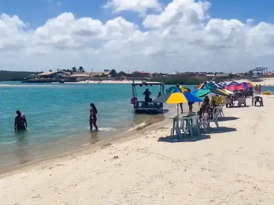 A imagem captura a belíssima praia de Águas Belas, onde o sol beija a lua e o rio abraça o mar, criando um cenário paradisíaco e único. Este é um dos destaques do passeio oferecido pelo Refúgio Hostel Fortaleza & Pousada, proporcionando aos nossos hóspedes um dia de lazer e tranquilidade em meio às águas cristalinas e à paisagem encantadora. Na areia branca e fofa, guarda-sóis coloridos e mesas convidam os visitantes a relaxar e desfrutar da brisa do litoral cearense. Águas Belas é um verdadeiro convite para mergulhar, passear de jangada ou simplesmente contemplar a natureza exuberante, tornando esse passeio uma experiência inesquecível.